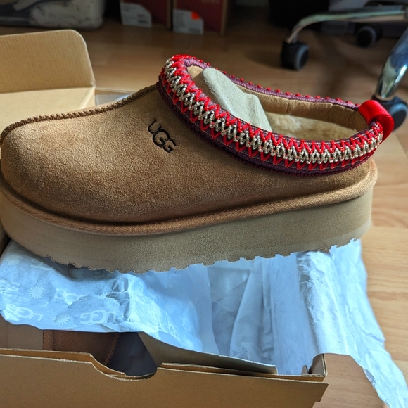 UGG Shoes - Authentic Brand New in Box UGG Tazz Platform (Size 7-Chestnut)